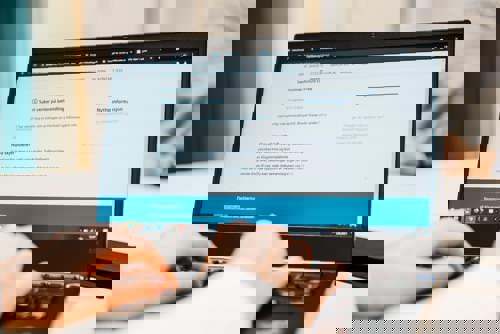 En person har logget seg inn på brukerportalen Min side. På pc-skjermen vises status i saken.