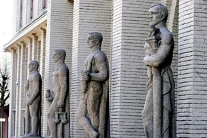 Fire statuer ved inngangen til Bergen tingrett. Foto: Mostphotos.