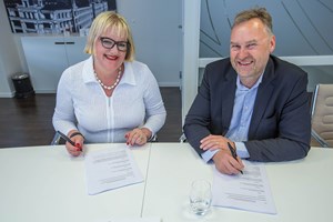 Rose-Marie Christiansen (direktør i Helseklage) og Nils Arne Gundersen (investeringsdirektør i Nordea Liv) signerer kontrakt. Foto: Ådne Sinnes.