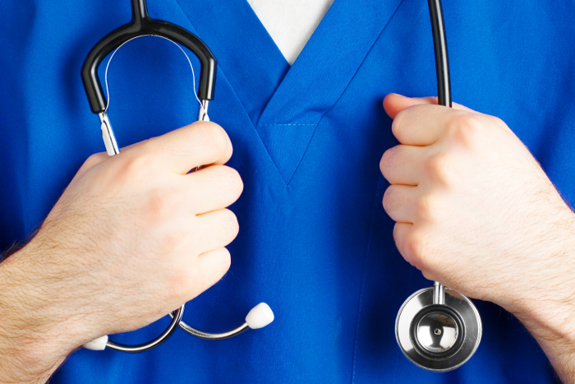 En person som holder i et stetoskop som henger rundt halsen. Foto: Mostphotos.