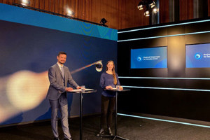 To personer i et TV-studio.