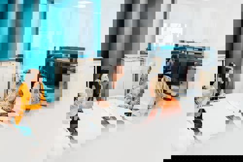 Møterom hvor ansatte sitter rundt et bord og snakker sammen. Foto: Cecilie Bannow.