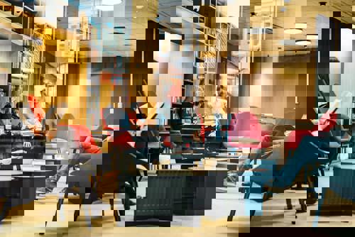 Bildet viser ansatte i sosial sone på arbeidsplass.