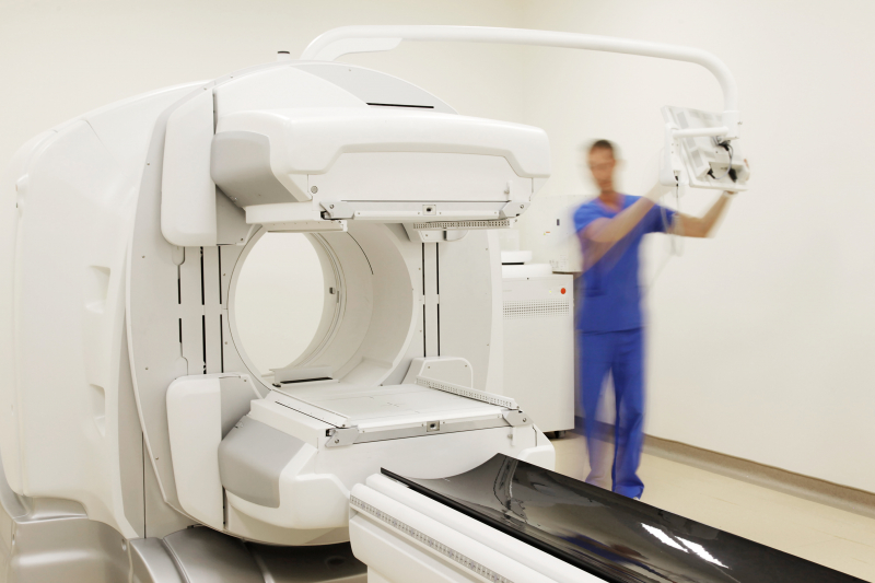En person håndterer en røntgenmaskin. Foto: Mostphotos.