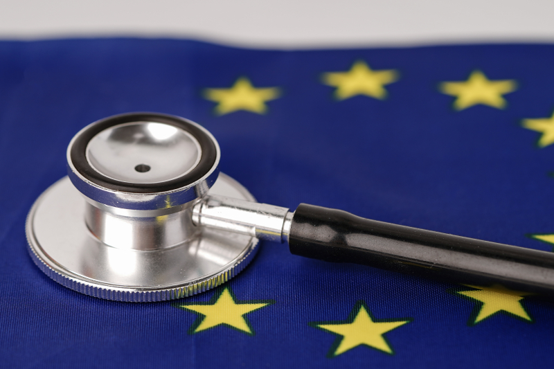 Et stetoskop ligger oppå EU-symbolet. Foto: Mostphotos.