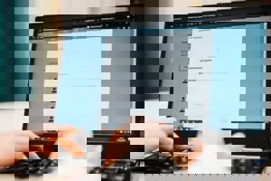 En person sender dokumentasjon gjennom brukerportalen Min side. Foto: Cecilie Bannow.