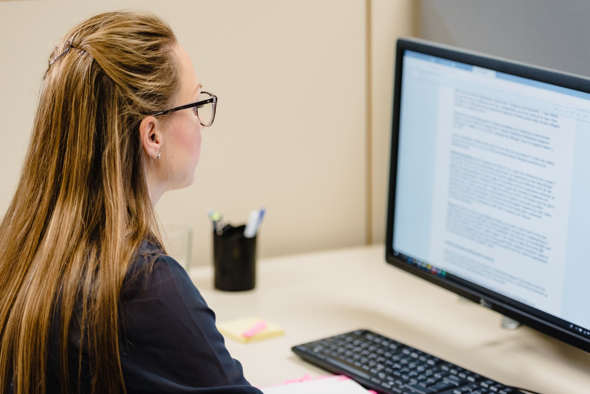 Saksbehandler som sitter foran en PC. Foto: Cecilie Bannow.