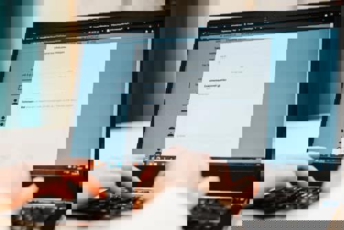 En person har logget seg inn på brukerportalen Min side. På pc-skjermen vises innsending av dokumentasjon/kommentar.