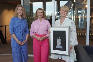Digitaliserings- og forvaltningsminister Karianne Oldernes Tung sammen med direktør Anita Giæver Hansen og senior kommunikasjonsrådgiver Britt Kristin Ese. Foto: Digitaliseringsdirektoratet.