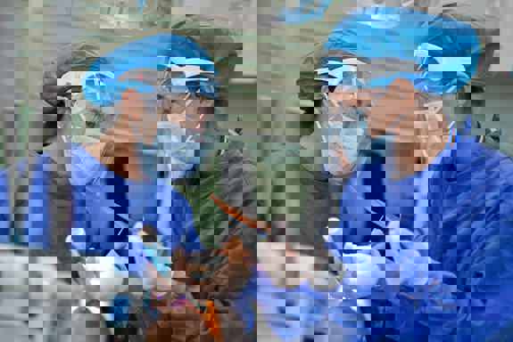 Helsepersonell som intuberer en pasient. Foto: Unsplash.