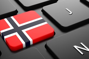 Eit tastatur der ein av tastane er eit norsk flagg. Foto: Mostphotos.