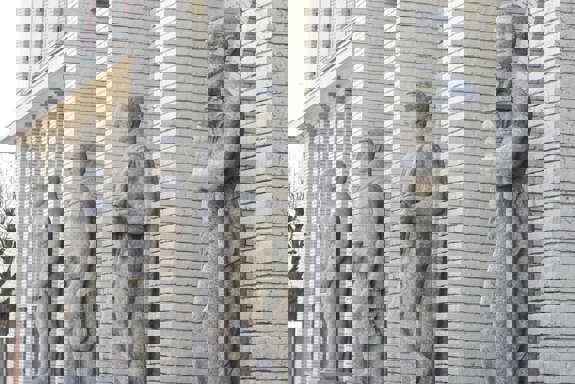 Fire statuer ved inngangen til Bergen tingrett. Foto: Mostphotos.